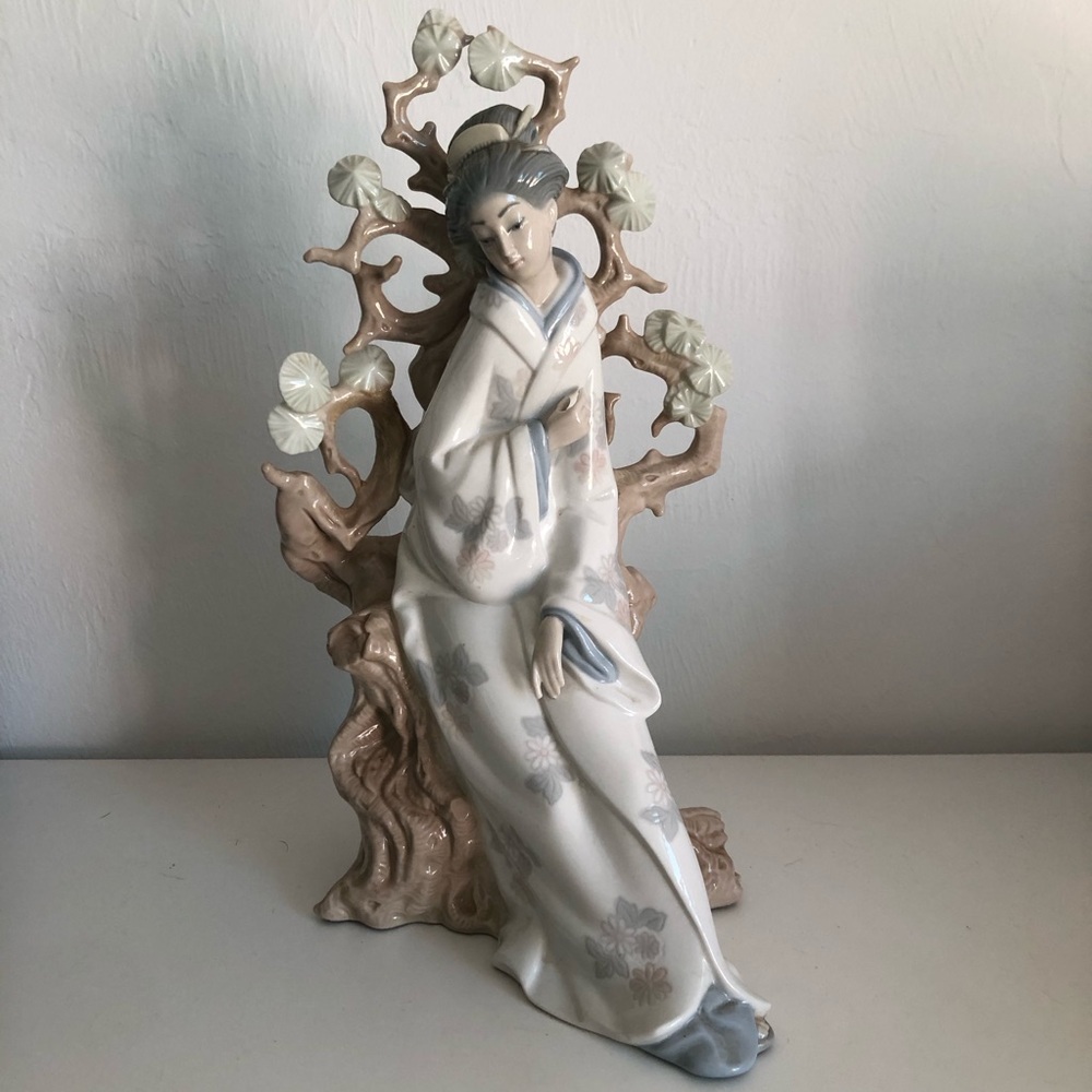 Retired Lladro Porcelain Geisha Figurine